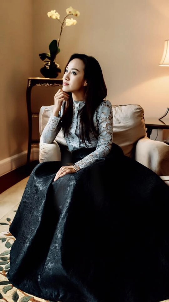 Thời trang giản dị mà đẹp miễn chê của mẹ con btv hoài anh