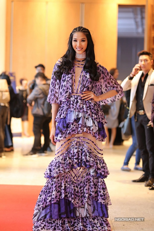 Thời trang sao việt xấu sexy đột phá nhưng hòa minzy lại lộ quá nhiều mỡ thừa