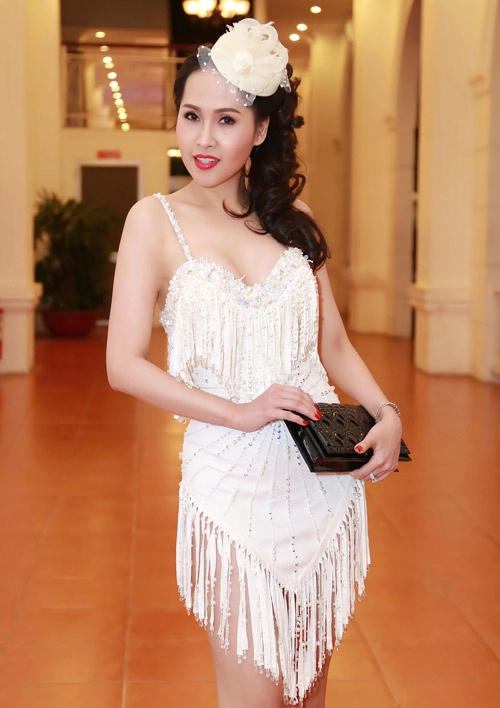 Thời trang sao việt xấu sexy đột phá nhưng hòa minzy lại lộ quá nhiều mỡ thừa