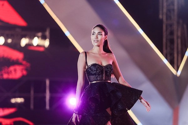 Thót tim vì sự cố đứt dây váy của mẫu việt khi catwalk