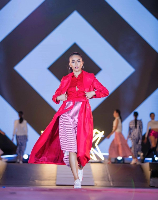 Thót tim vì sự cố đứt dây váy của mẫu việt khi catwalk