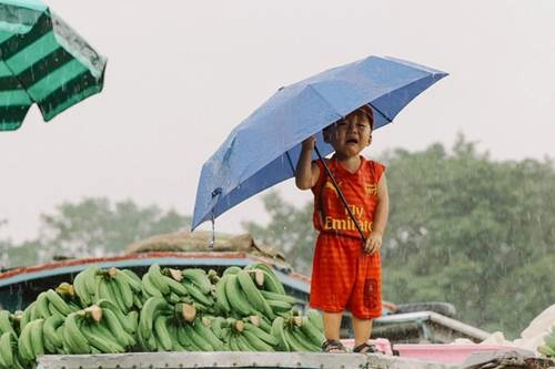 Thực hư bức ảnh bé trai sài gòn khóc thương miền trung khiến ngàn người xúc động