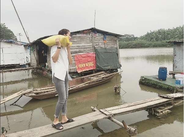 Tín đồ thời trang lại dậy sóng vì style gái quê của phạm hương