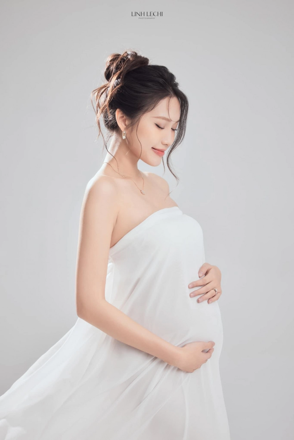Top 10 hoa hậu việt nam có thai ở tuổi 22 mặc kín trên hở dưới vẫn che được bụng bầu tròn xinh