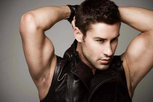 Top model giám khảo người úc gây sốc