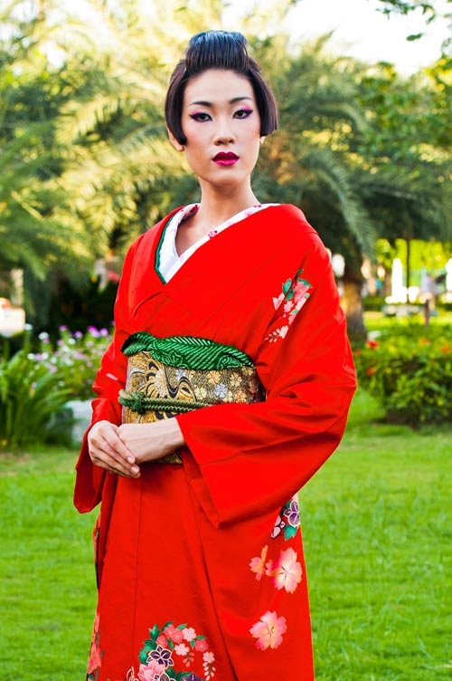 Top model hóa gái nhật da trắng môi đỏ