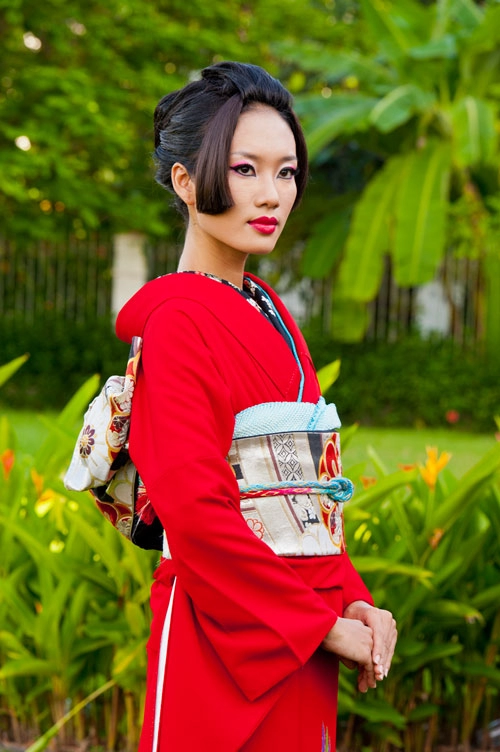 Top model hóa gái nhật da trắng môi đỏ