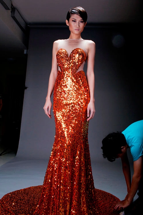 Top model mặc đầm đuôi cá khoe hình thể