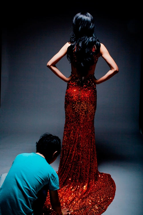 Top model mặc đầm đuôi cá khoe hình thể