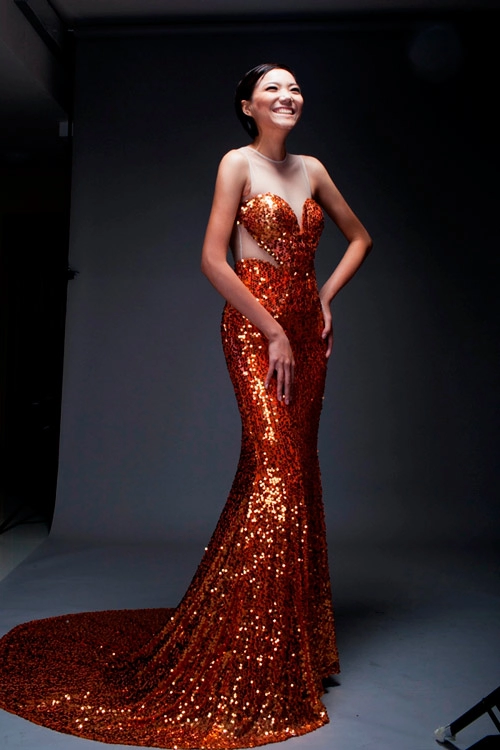 Top model mặc đầm đuôi cá khoe hình thể