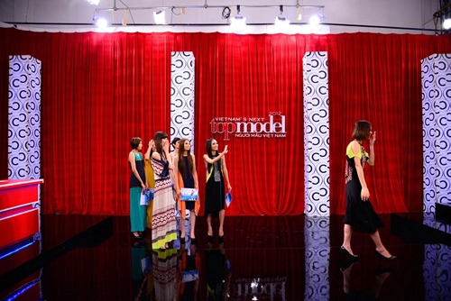 Top model tư vấn thính giả đòi tự tử