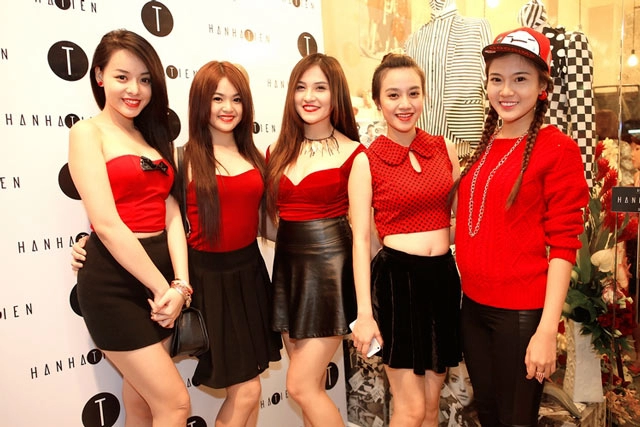 Trang trần diện váy đen dự tiệc