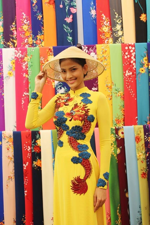 Trương thị may khoe eo thon săn chắc