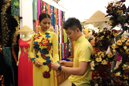 Trương thị may khoe eo thon săn chắc