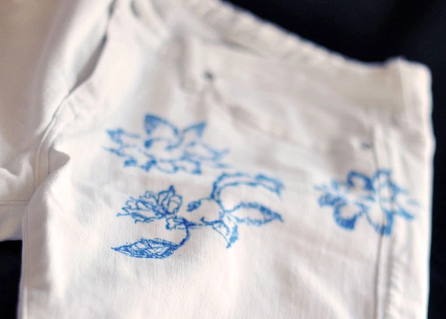 Tự chế quần jeans hoa sành điệu