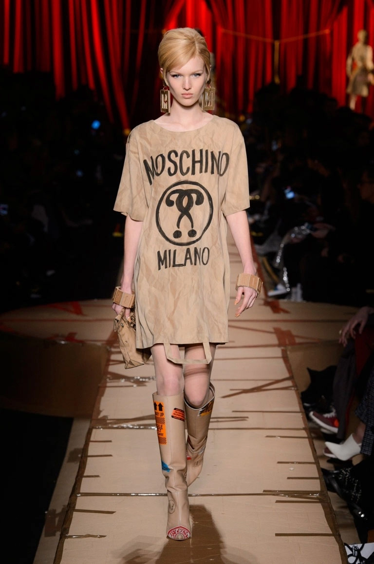 Túi xách hình cuộn giấy vệ sinh mũ như chổi lông gà chắc chỉ moschino mới nghĩ ra