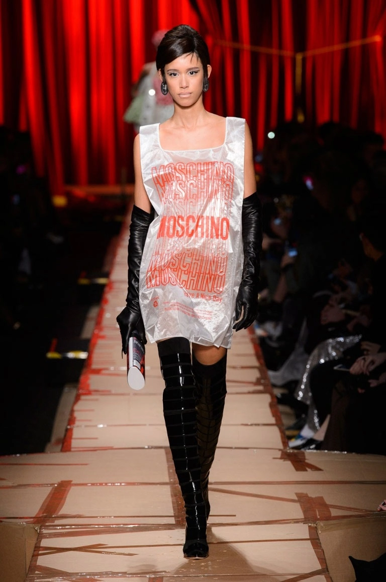 Túi xách hình cuộn giấy vệ sinh mũ như chổi lông gà chắc chỉ moschino mới nghĩ ra