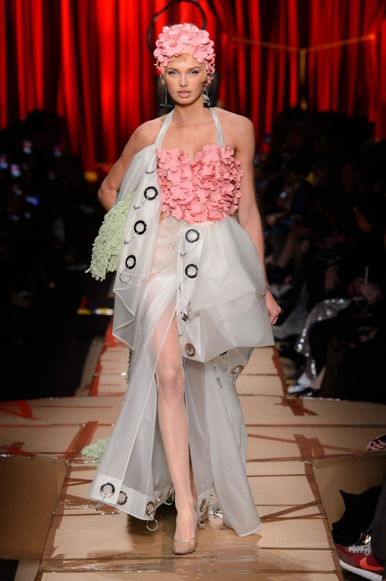 Túi xách hình cuộn giấy vệ sinh mũ như chổi lông gà chắc chỉ moschino mới nghĩ ra