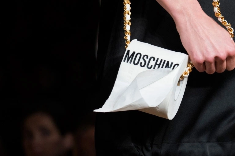 Túi xách hình cuộn giấy vệ sinh mũ như chổi lông gà chắc chỉ moschino mới nghĩ ra