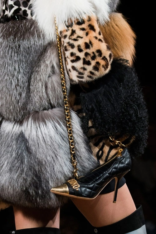 Túi xách hình cuộn giấy vệ sinh mũ như chổi lông gà chắc chỉ moschino mới nghĩ ra