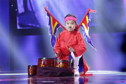 Tv show học trò đông nhi đăng quang thuyết phục thí sinh ra về vì xin đồ ăn của bạn