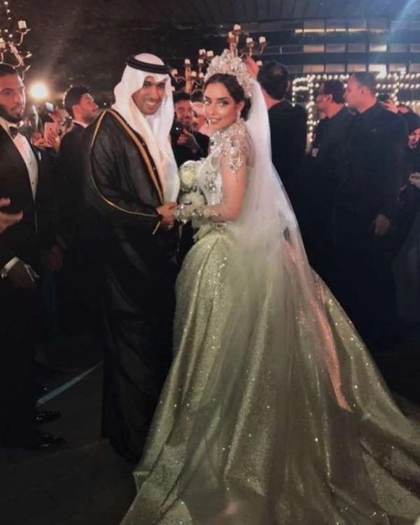 Tỷ phú dubai chịu chơi tặng váy cưới đính 24000 viên kim cương cho vợ