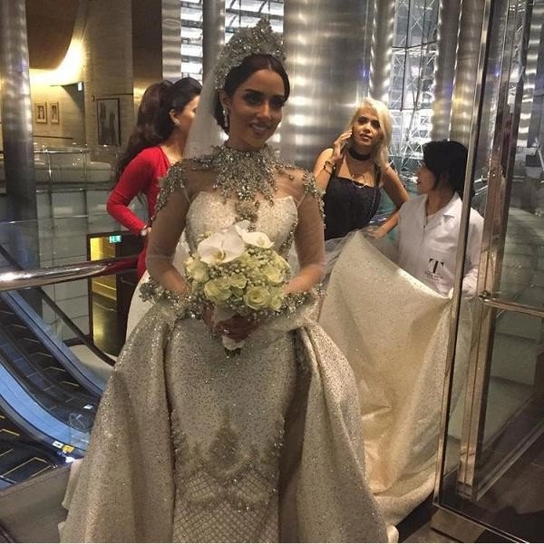Tỷ phú dubai chịu chơi tặng váy cưới đính 24000 viên kim cương cho vợ