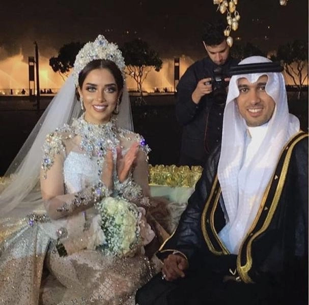 Tỷ phú dubai chịu chơi tặng váy cưới đính 24000 viên kim cương cho vợ