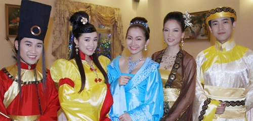 Váy áo phim cổ trang quá khêu gợi
