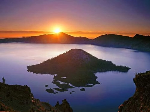 Vẻ đẹp huyền bí của công viên crater lake