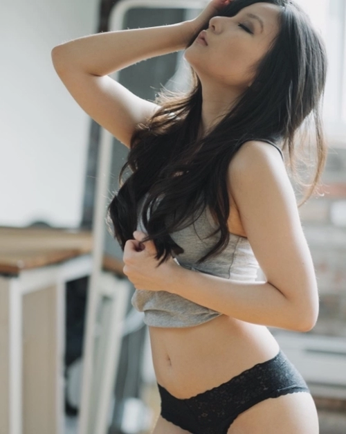 Vẻ mũm mĩm eo bánh mỳ không làm suy giảm vẻ đẹp con gái á châu