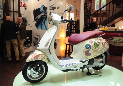  vespa primavera vẽ tranh siêu thực 