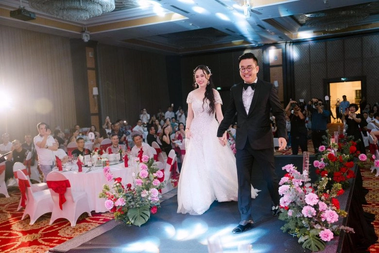 Vợ chủ tịch của tuấn hưng diện váy cưới lộng lẫy lột xác ngoạn mục về nhan sắc sau 10 năm kết hôn