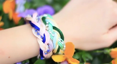 Vòng tay dễ thương từ chỉ màu