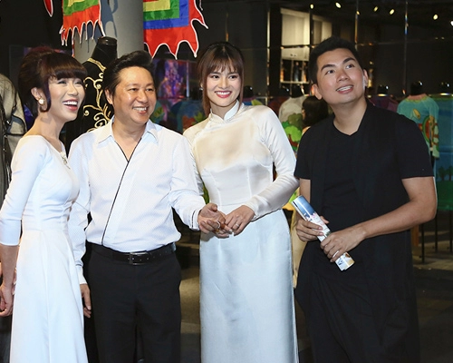 Vũ thu phương mặc áo dài khoe eo thon dù đã 2 lần sinh nở