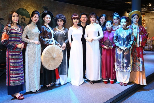 Vũ thu phương mặc áo dài khoe eo thon dù đã 2 lần sinh nở