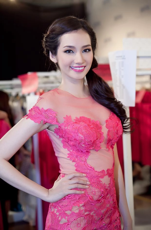 Vũ thu phương phô trương vòng ngực đầy
