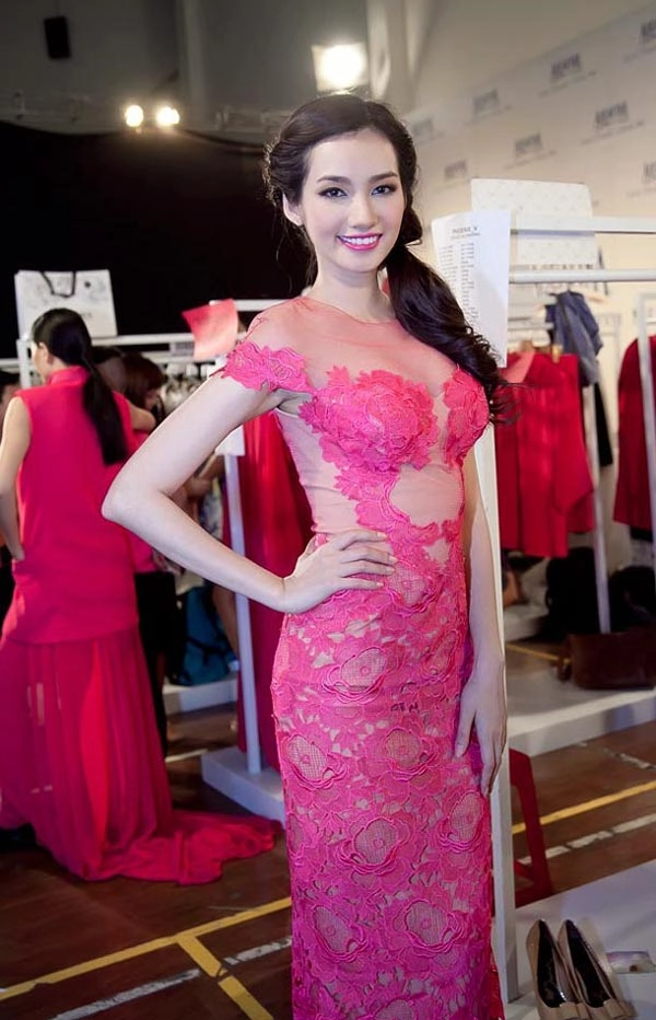 Vũ thu phương phô trương vòng ngực đầy