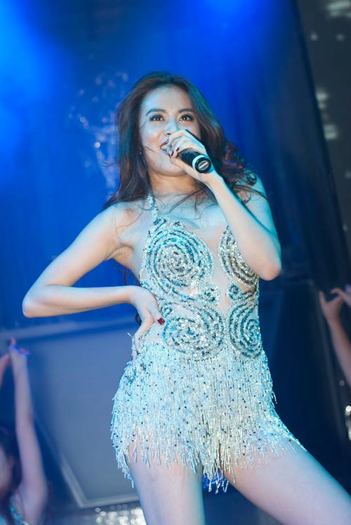 Vừa nghe hát vừa thưởng lãm cơ thể