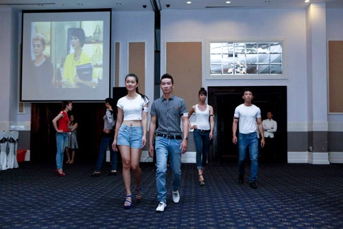 Xem thí sinh next top model khoe eo