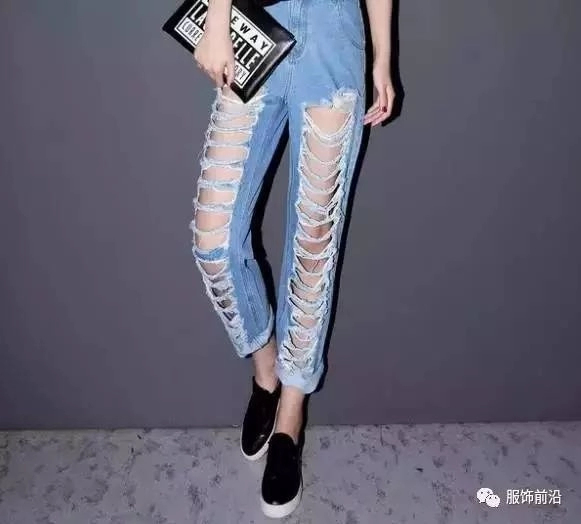 Xin đừng mặc quần jeans rách rưới một cách vô tội vạ