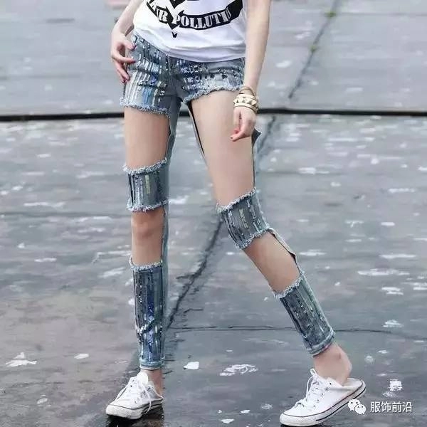 Xin đừng mặc quần jeans rách rưới một cách vô tội vạ