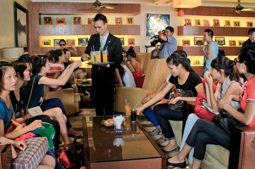 Xuân lan bất ngờ chặn xe chở thí sinh