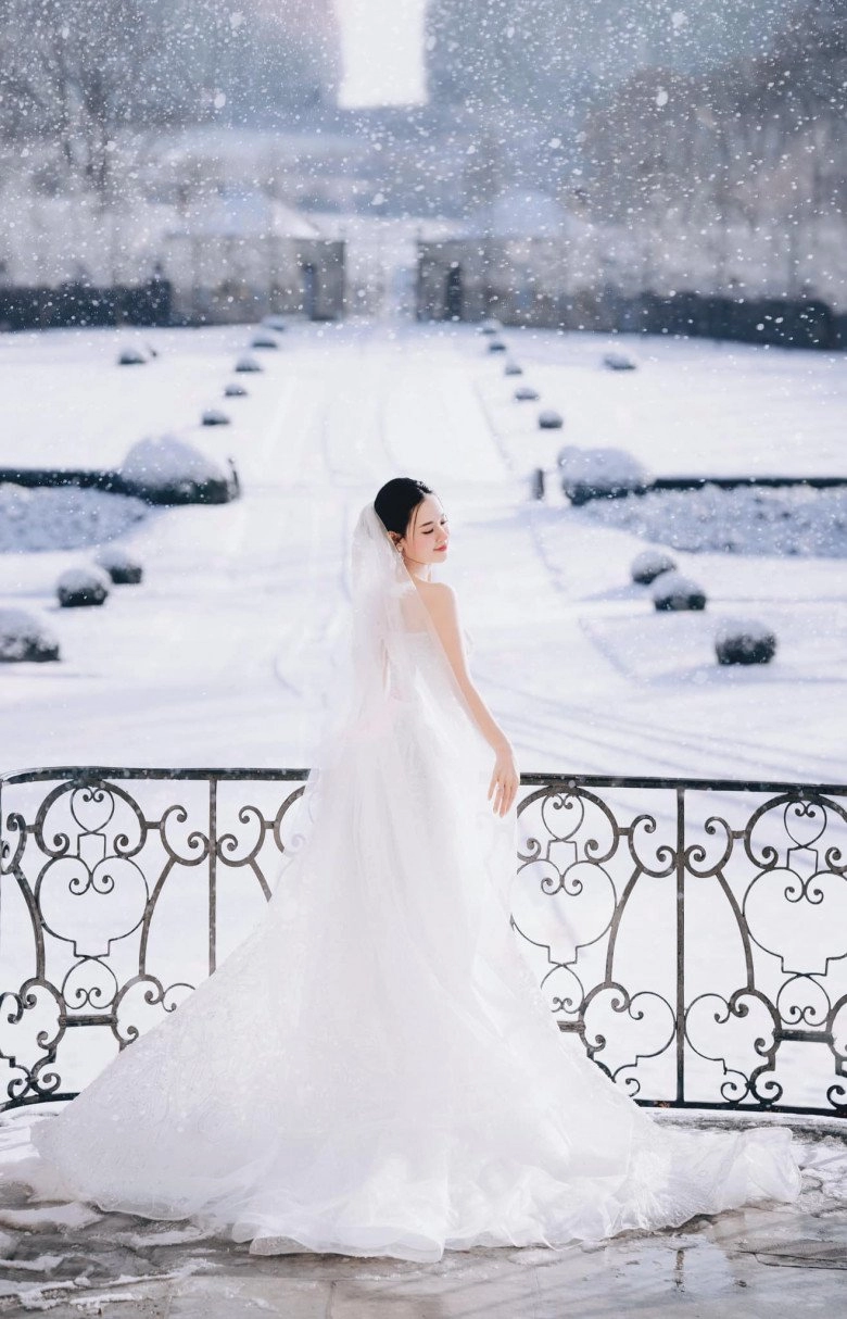 Ý nghĩa đặc biệt của chiếc váy cưới trắng tinh khôi mà cô dâu midu diện cạnh chồng giấu mặt