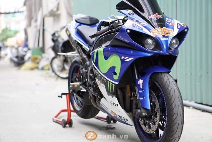 Yamaha r1 2011 lung linh trong bộ cánh movistar