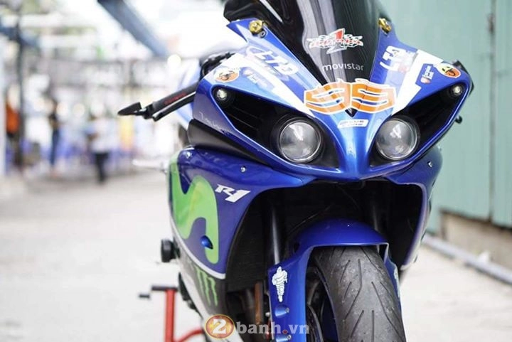 Yamaha r1 2011 lung linh trong bộ cánh movistar