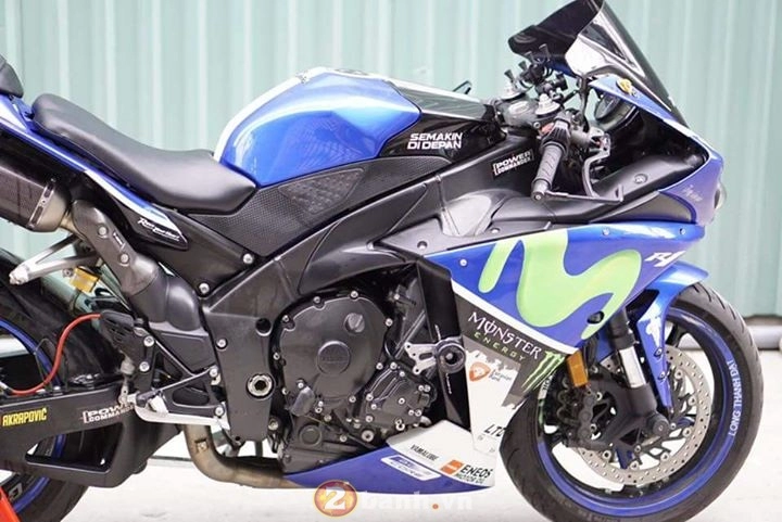 Yamaha r1 2011 lung linh trong bộ cánh movistar