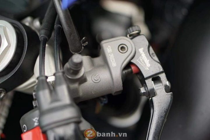 Yamaha r1 2011 lung linh trong bộ cánh movistar