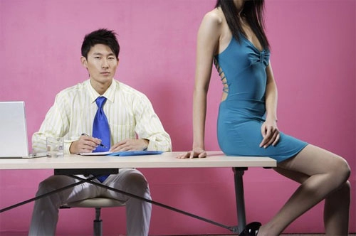 9 kiểu ăn vận nơi công sở khiến bạn mất điểm trước sếp