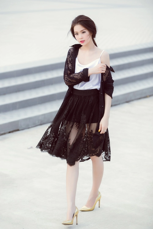 Á hậu diễm trang bất ngờ sexy với váy 2 dây